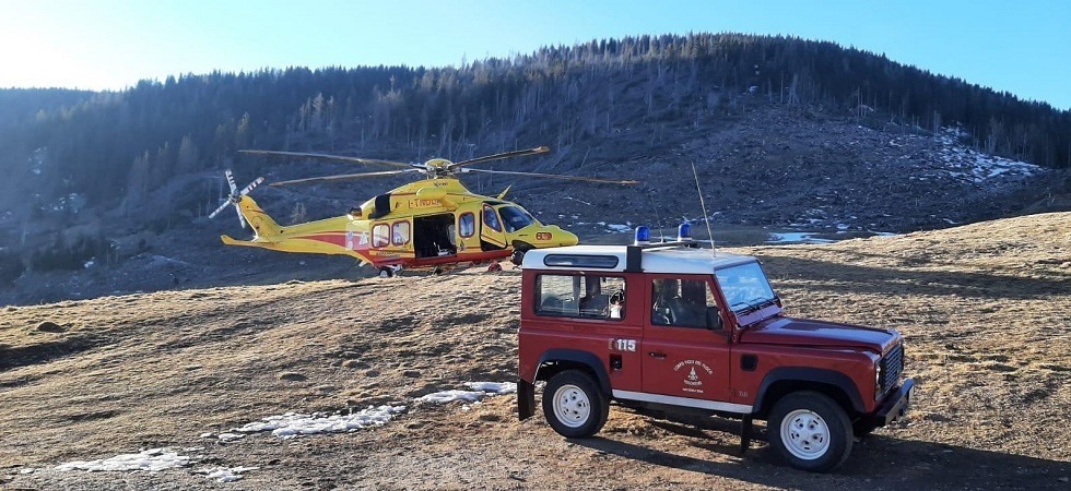 Perde l’equilibrio e scivola nel bosco per 50 metri: elitrasportato all’ospedale Santa Chiara di Trento